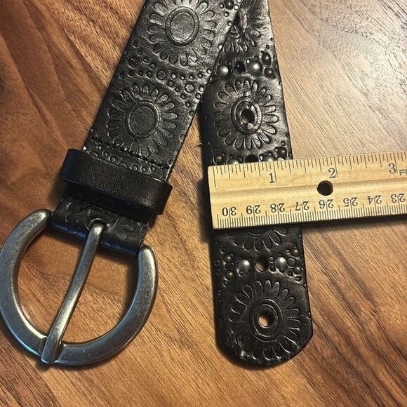 Vintage Fossil Black Embossed Belt with Silver Accents - Picture 4 of 5